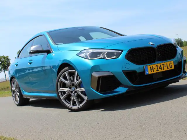 Blauwe BMW 2 Serie Gran Coupé geparkeerd op een heldere dag.