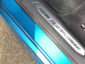 Instaplijsten van een BMW 2 Serie Gran Coupé met het M-logo.