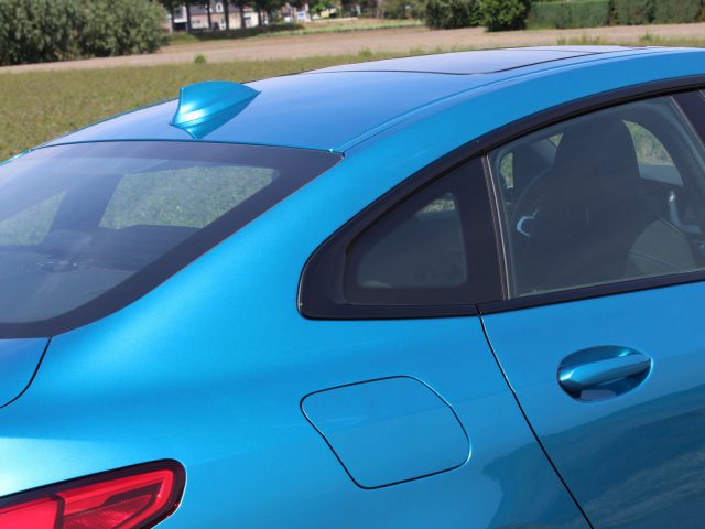 Een close-up van de achterkant en het dak van een BMW 2 Serie Gran Coupé, waarbij het raamontwerp en de lakafwerking benadrukt worden.