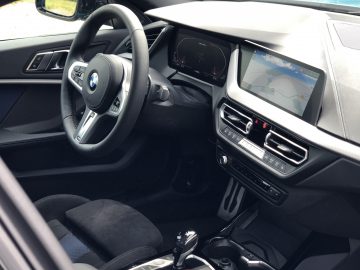 Binnenaanzicht van een BMW 2 Serie Gran Coupé met digitaal dashboard en centraal touchscreen display.