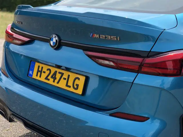 Blauw BMW 2 Serie Gran Coupé achteraanzicht met achterlichten, badge en kentekenplaat.