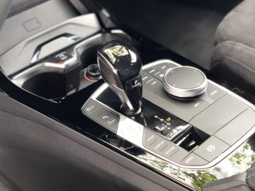 BMW 2 Serie Gran Coupé automatische transmissie, schakelhendel en bedieningselementen op de autoconsole.