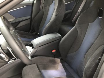 Interieur van een BMW 2 Serie Gran Coupé met sportstoelen en een middenconsole.