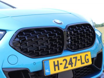 Close-up van de grille en een deel van de motorkap van een BMW 2 Serie Gran Coupé, met een Europees kenteken.