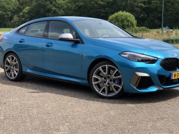 Een BMW 2 Serie Gran Coupé stond op een heldere dag buiten geparkeerd.