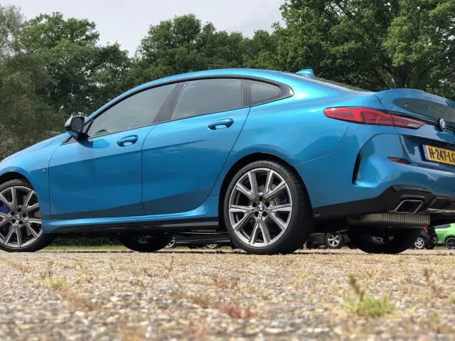 Blauwe BMW 2 Serie Gran Coupé buiten geparkeerd op een heldere dag.