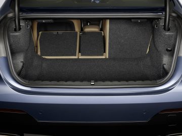 Open kofferbak van een BMW 4 Serie Coupé met een ruime, lege laadruimte met de achterbank neergeklapt, gezien vanaf de achterkant van het voertuig.