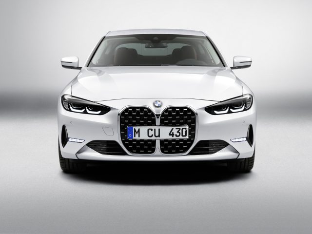 Witte moderne luxe BMW 4 Serie Coupé gecentreerd tegen een grijze achtergrond.