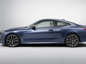 Blauwe BMW 4 Serie Coupé op een grijze achtergrond.