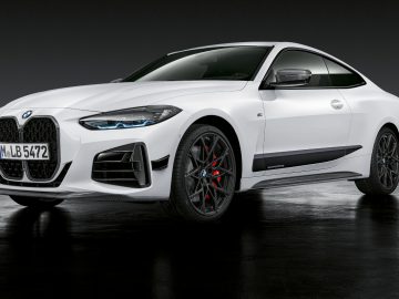 Witte BMW 4 Serie Coupé tentoongesteld in een showroomomgeving.