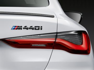 Close-up van het achterembleem en het achterlichtontwerp van een BMW 4 Serie Coupé.