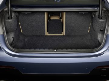 Open kofferbak van een BMW 4 Serie Coupé met schone en lege laadruimte.