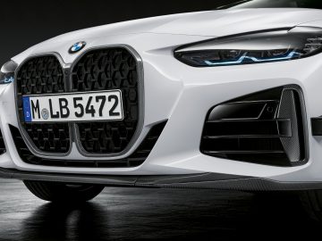Close-up van de grille en koplampdetails van een witte BMW 4 Serie Coupé.