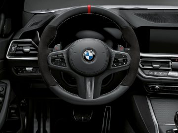 Binnenaanzicht van een BMW 4 Serie Coupé, gericht op het stuur en de dashboardbediening.