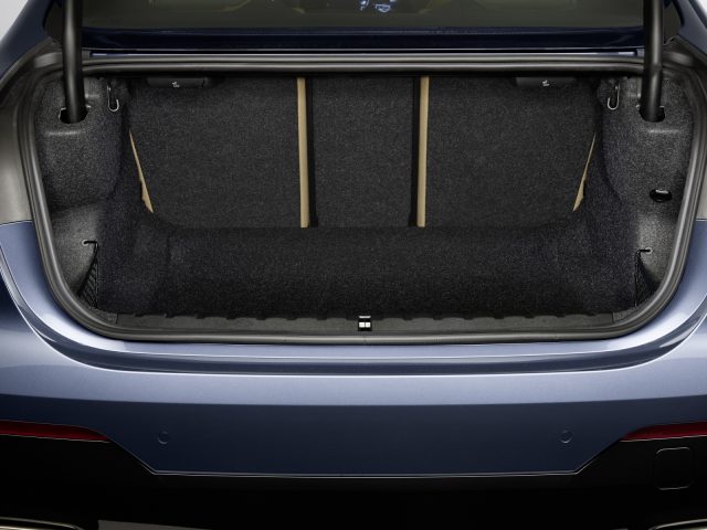 Open kofferbak van een moderne BMW 4 Serie Coupé met de schone en lege laadruimte.