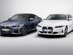 Twee BMW 4 Serie Coupés, één in blauw en één in wit, in tegengestelde richting op een grijze achtergrond.