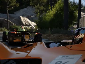 Twee raceauto's op een met bos omzoomde PlayStation 5 Gran Turismo 7-baan die strijden in een snelle race.