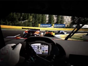 Uitzicht vanuit de cockpit van een raceauto tijdens een snelle race op een circuit in Gran Turismo 7 op PlayStation 5.