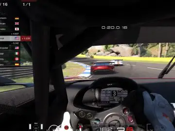 First-person-aanzicht vanuit de cockpit van een raceauto tijdens een gesimuleerde racegame van Gran Turismo 7 op PlayStation 5, waarbij je een rode auto van de concurrent volgt op een circuit.