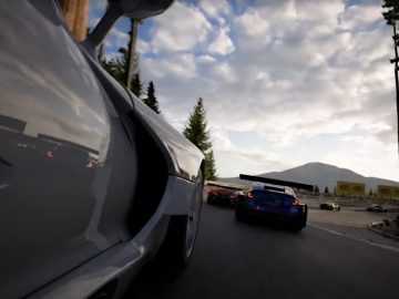Sportwagens racen op een bergweg met bomen en een heldere hemel op de achtergrond in PlayStation 5 Gran Turismo 7.