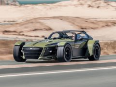 Een krachtige Donkervoort-sportwagen in beweging op de weg.