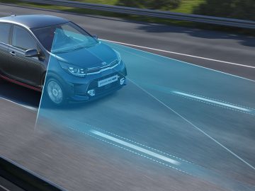 Blauwe elektrische auto van Kia Picanto die op de snelweg rijdt met dynamische lijnen die het pad illustreren.