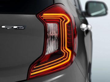 Close-up van het achterlicht en het embleem van een moderne Kia Picanto, wat aangeeft dat het een GT Line-model is.