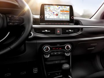 Autodashboard van Kia Picanto met een infotainmentsysteem met GPS-navigatie.