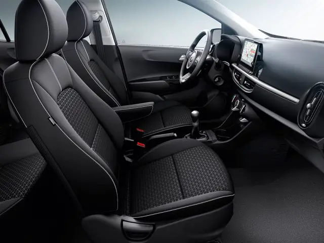 Modern Kia Picanto-interieur met focus op de voorstoelen, het dashboard, het stuur en het infotainmentsysteem.