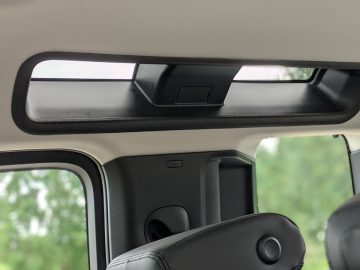 Land Rover Defender-interieur met een blik door het schuifdak.