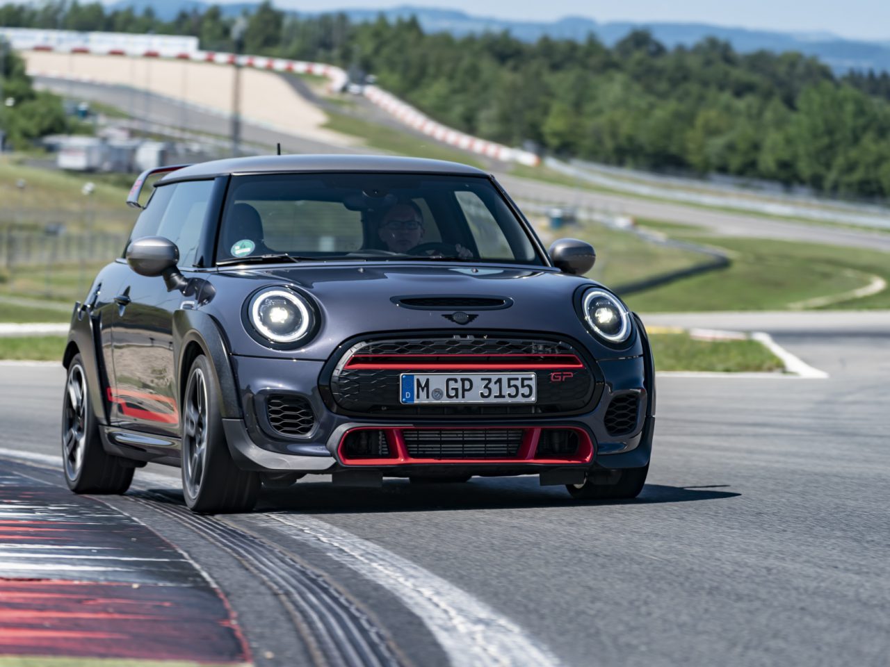 Zwarte MINI John Cooper Works GP 2020 rijdend op een racecircuit.