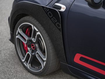 Close-up van het stuur van een MINI John Cooper Works GP 2020-auto met rode remklauwen en "2020"-sticker op de carrosserie.