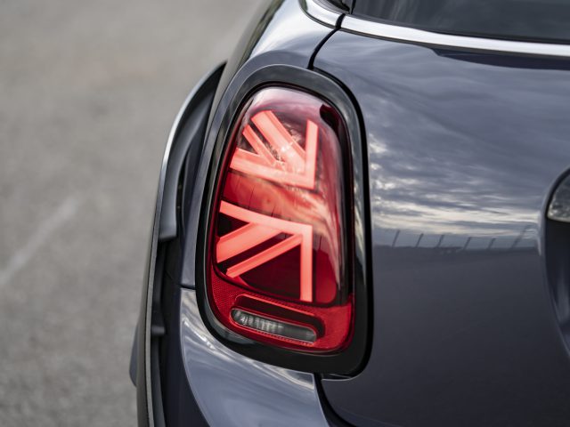 Close-up van het LED-achterlichtontwerp van een MINI John Cooper Works GP 2020 moderne auto.