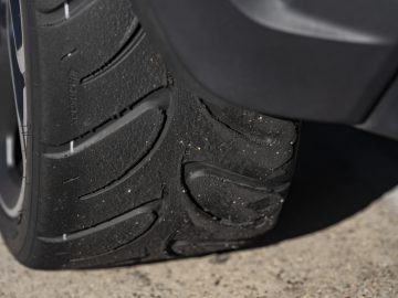 Close-up van een MINI John Cooper Works GP 2020 autoband met versleten loopvlak op asfalt.