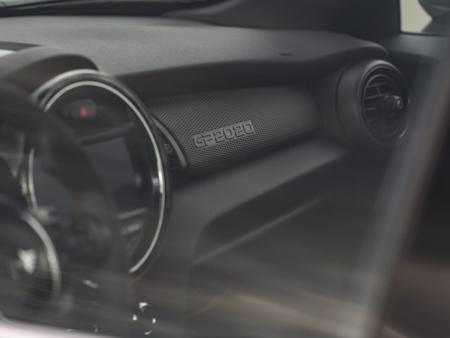 Binnenaanzicht van een MINI John Cooper Works GP 2020-auto, met de nadruk op het dashboard en het dashboardkastje met zichtbaar "gt200"-logo.