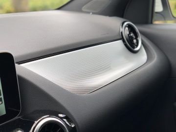 Mercedes-Benz GLA-dashboard met infotainmentscherm en ronde ventilatieopening.