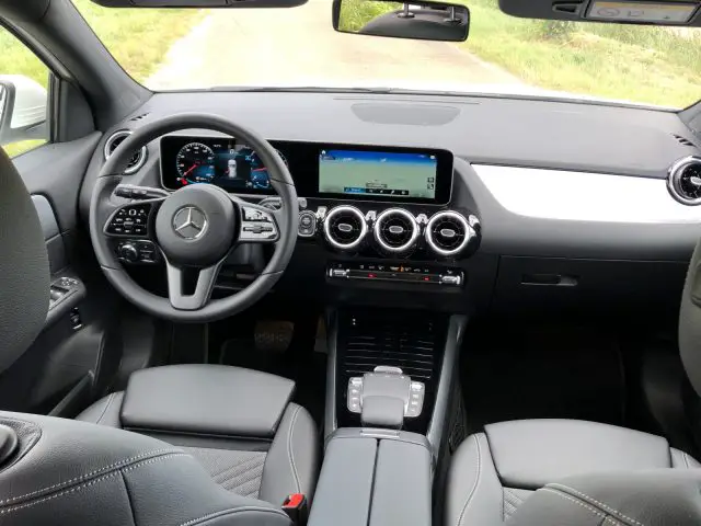 Binnenaanzicht van een Mercedes-Benz GLA met het stuur, het dashboard, de middenconsole en het infotainmentsysteem.