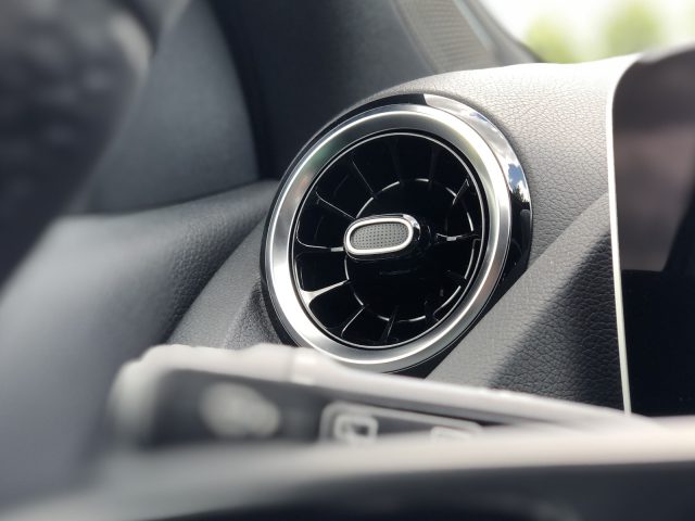 Ronde ventilatieopening in het interieur van een Mercedes-Benz GLA met aandacht voor designdetails.