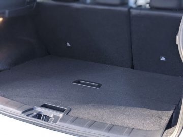 Lege Nissan Qashqai N-TEC kofferbak met zwarte vloerbedekking.