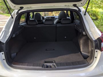 Open hatchback-kofferbak van een Nissan Qashqai N-TEC met een schone en lege laadruimte.