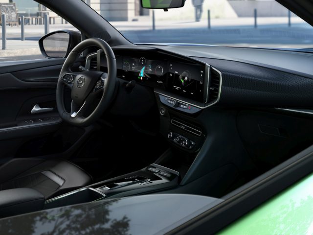 Modern Opel Mokka-interieur met digitaal dashboard en stuur, gezien vanaf de passagierszijde.