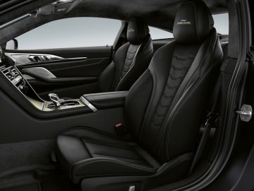 Luxe BMW 8 Serie-interieur met lederen stoelen en hoogwaardige afwerking.