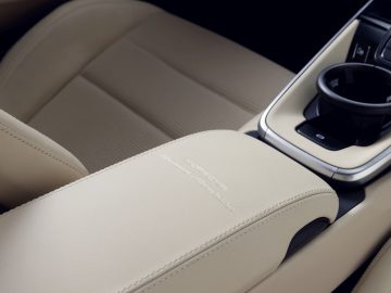 Luxe 911 Targa 4S Heritage Design Edition auto-interieur met lederen armleuning en moderne middenconsole.