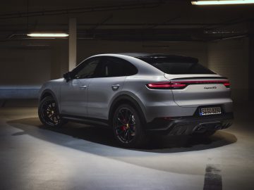 Een Porsche Cayenne GTS coupé geparkeerd in een slecht verlichte ondergrondse garage.