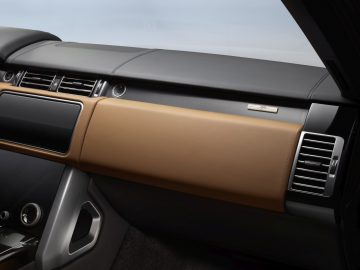 Binnenaanzicht van een Range Rover Fifty met de nadruk op het dashboard met lederen afwerking en klimaatventilatie.