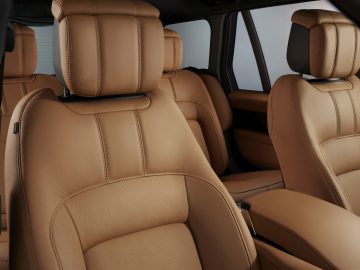 Luxe Range Rover Fifty interieur met lederen stoelen en modern design.