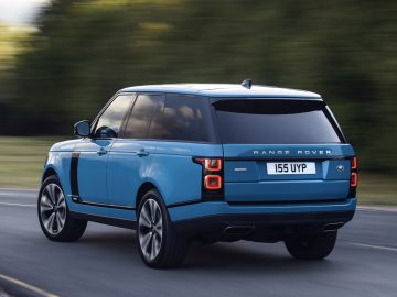 Een blauw Range Rover Fifty-voertuig rijdend op een weg.