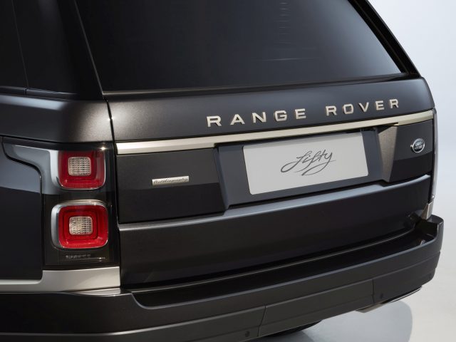 Achteraanzicht van een zwarte Range Rover Fifty-auto, met de nadruk op de achterlichten en modelbranding.