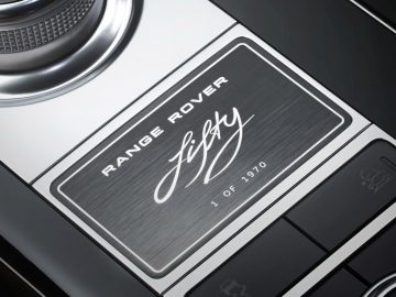 Close-up van een plaquette uit de Range Rover Fifty-editie, die aangeeft dat het om 1 exemplaar uit 1970 gaat.