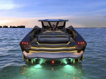 Een Tecnomar for Lamborghini 63-jacht verlicht met sfeerverlichting drijft in de schemering op rustig water.